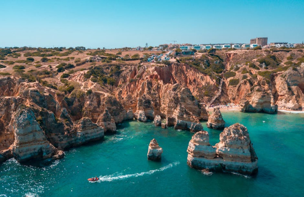 Waarom de Algarve een ideale bestemming is voor een rustige zomervakantie